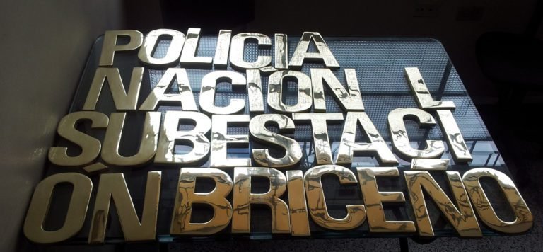 Letras en bronce